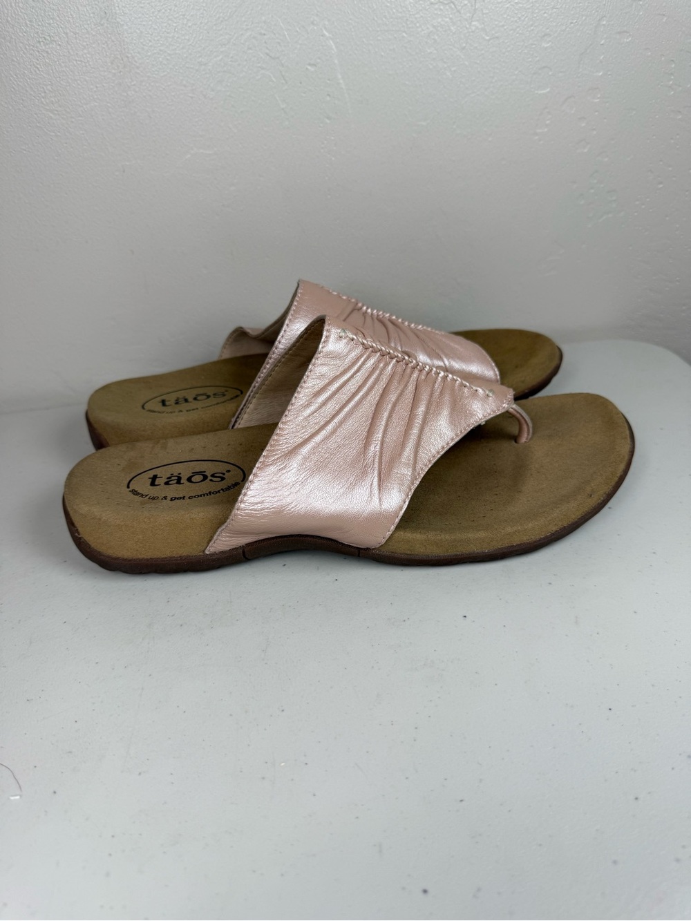 Taos Gift 2 Sandals size 9 metallic pink/champagne leather finish